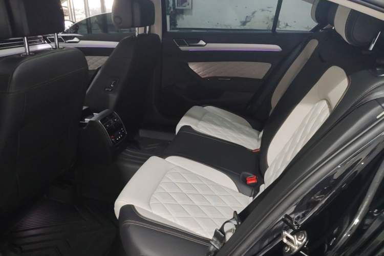 Used Volkswagen Magotan 2023 2 Million Units Commemorative Edition 330TSI DSG Luxury Version Left Rear Seat