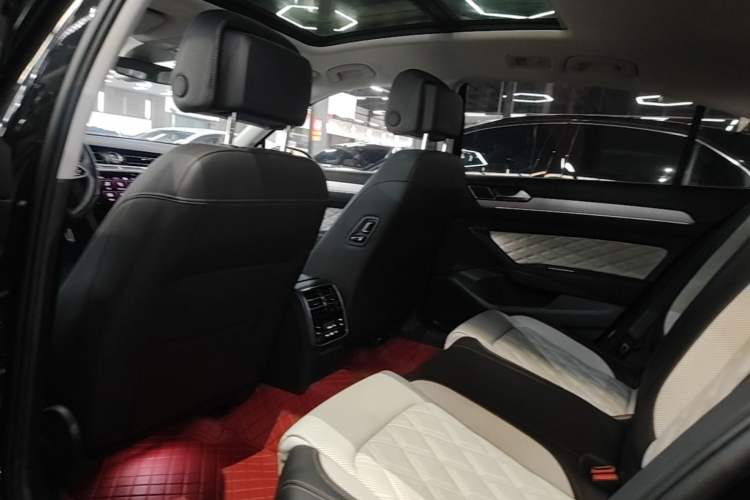 Used Volkswagen Magotan 2023 2 Million Units Commemorative Edition 330TSI DSG Luxury Version Left Rear Seat