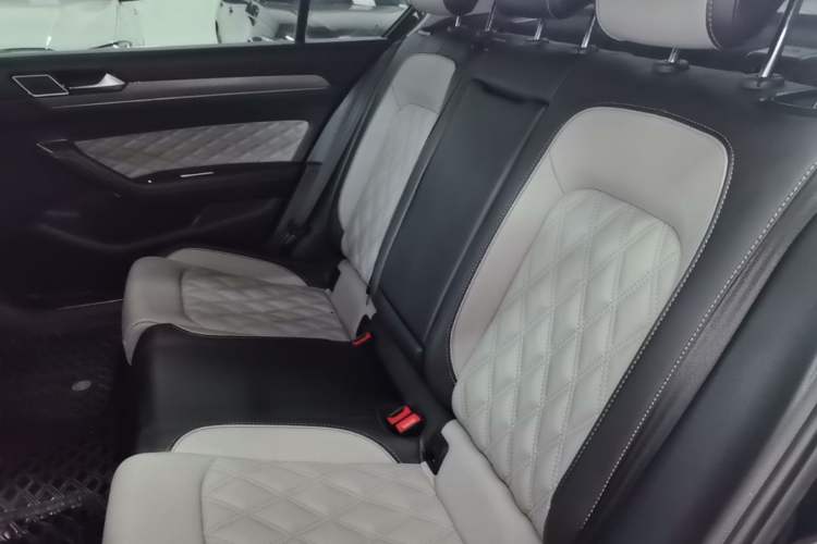 Used Volkswagen Magotan 2023 2 Million Units Limited Edition 330TSI DSG Leading Version Left Rear Seat