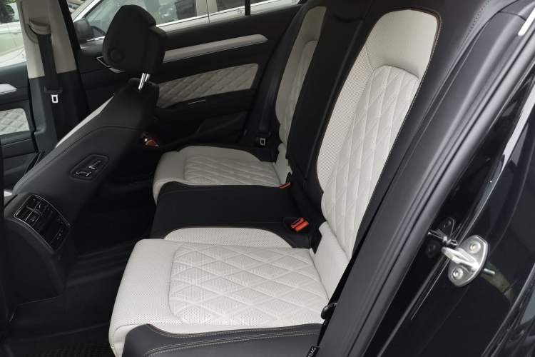 Used Volkswagen Magotan 2023 2 Million Units Commemorative Edition 330TSI DSG Luxury Version Left Rear Seat