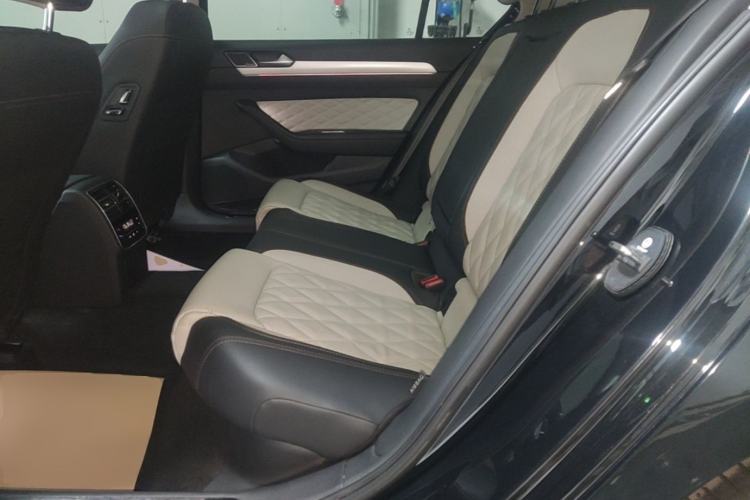 Used Volkswagen Magotan 2023 2 Million Units Commemorative Edition 330TSI DSG Luxury Version Left Rear Seat