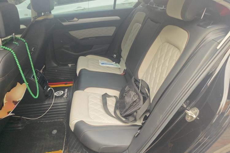 Used Volkswagen Magotan 2023 2 Million Units Commemorative Edition 330TSI DSG Luxury Version Left Rear Seat