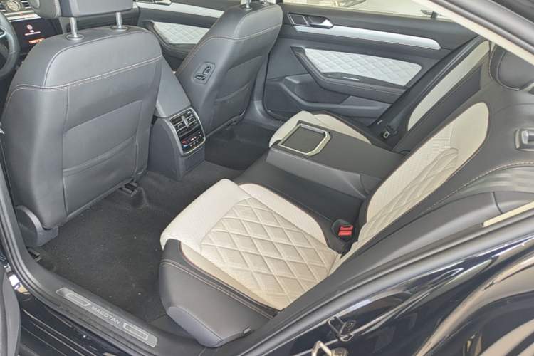 Used Volkswagen Magotan 2023 2 Million Units Commemorative Edition 330TSI DSG Luxury Version Left Rear Seat