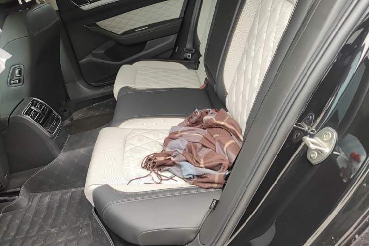 Used Volkswagen Magotan 2023 2 Million Units Commemorative Edition 330TSI DSG Luxury Version Left Rear Seat