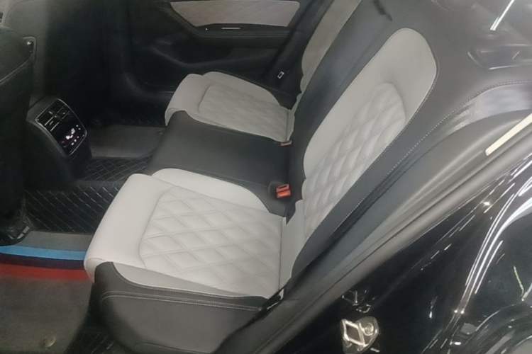 Used Volkswagen Magotan 2023 2 Million Units Limited Edition 330TSI DSG Leading Version Left Rear Seat