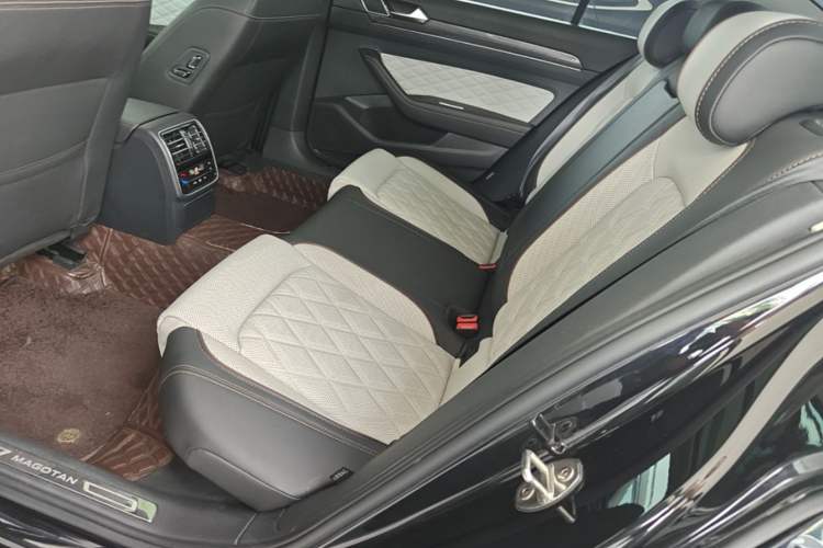 Used Volkswagen Magotan 2023 2 Million Units Commemorative Edition 330TSI DSG Luxury Version Left Rear Seat