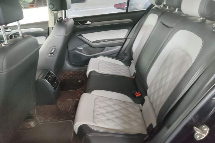 Used Volkswagen Magotan 2023 2 Million Units Limited Edition 330TSI DSG Leading Version Left Rear Seat
