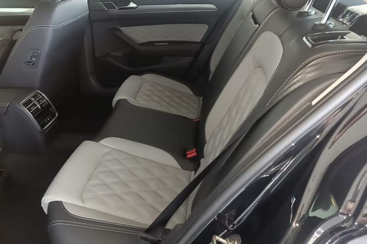 Used Volkswagen Magotan 2023 2 Million Units Limited Edition 330TSI DSG Leading Version Left Rear Seat