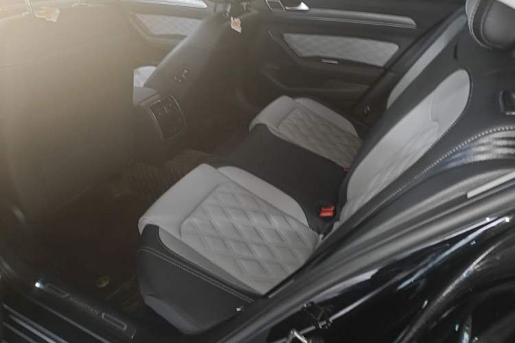 Used Volkswagen Magotan 2023 2 Million Units Limited Edition 280TSI DSG Leading Version Left Rear Seat