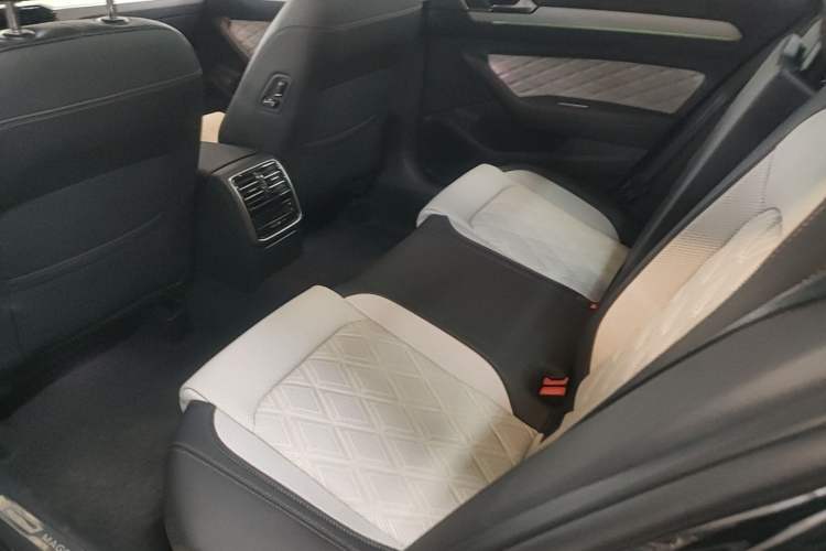 Used Volkswagen Magotan 2023 2 Million Units Commemorative Edition 330TSI DSG Luxury Version Left Rear Seat