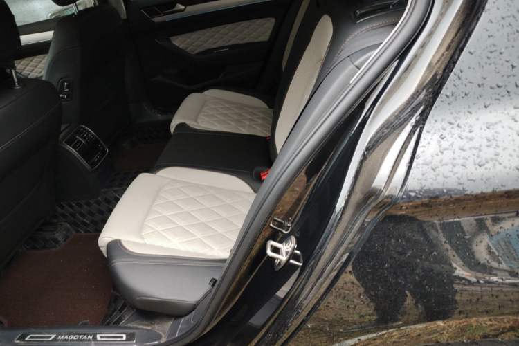 Used Volkswagen Magotan 2023 2 Million Units Commemorative Edition 330TSI DSG Luxury Version Left Rear Seat