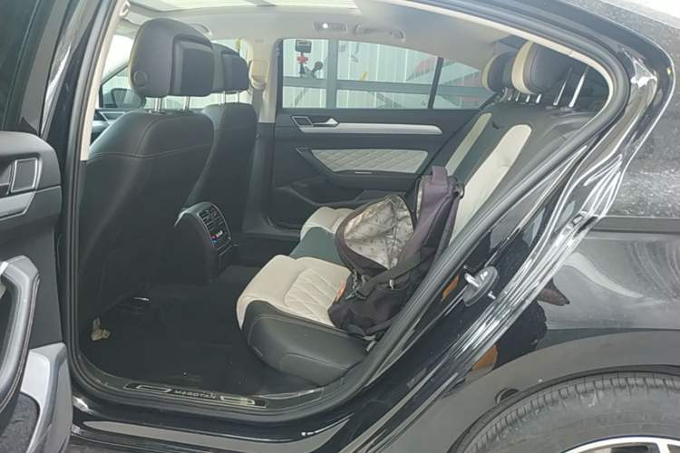 Used Volkswagen Magotan 2023 2 Million Units Commemorative Edition 330TSI DSG Luxury Version Left Rear Seat