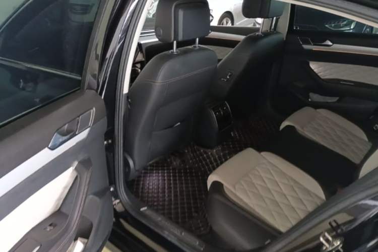 Used Volkswagen Magotan 2023 2 Million Units Commemorative Edition 330TSI DSG Luxury Version Left Rear Seat