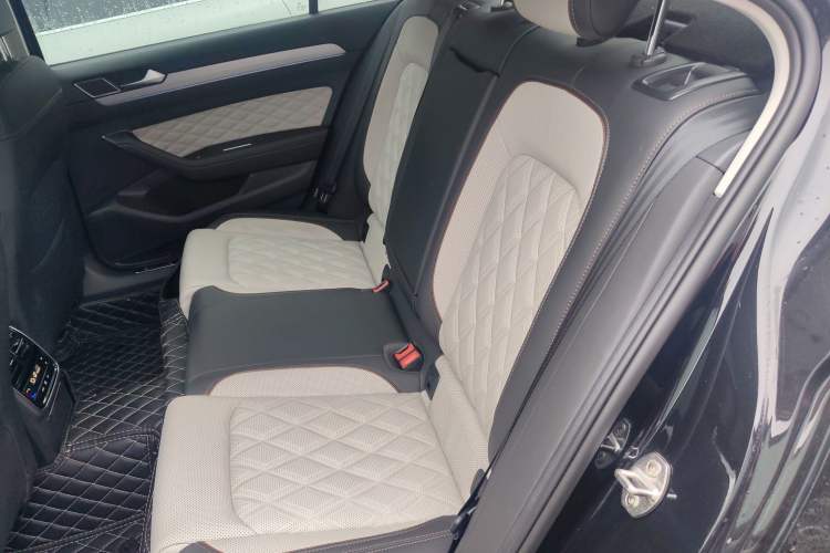 Used Volkswagen Magotan 2023 2 Million Units Commemorative Edition 330TSI DSG Luxury Version Left Rear Seat