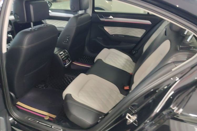 Used Volkswagen Magotan 2023 2 Million Units Commemorative Edition 330TSI DSG Luxury Version Left Rear Seat