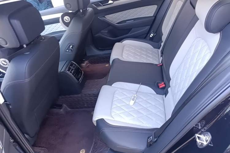 Used Volkswagen Magotan 2023 2 Million Units Commemorative Edition 330TSI DSG Luxury Version Left Rear Seat
