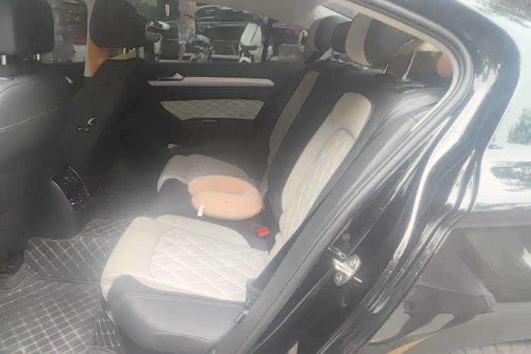 Used Volkswagen Magotan 2023 2 Million Units Commemorative Edition 330TSI DSG Luxury Version Left Rear Seat