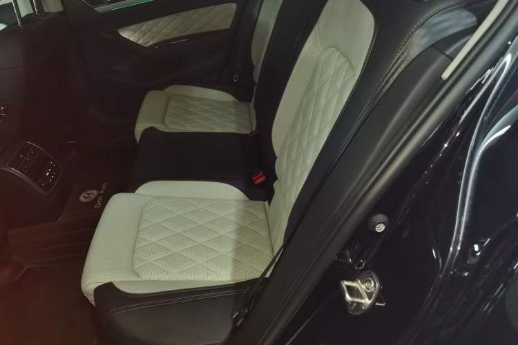 Used Volkswagen Magotan 2023 2 Million Units Commemorative Edition 330TSI DSG Luxury Version Left Rear Seat