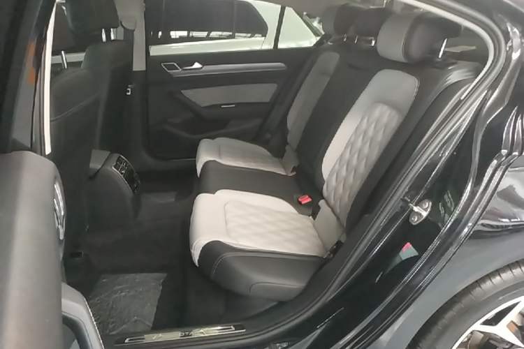 Used Volkswagen Magotan 2023 2 Million Units Limited Edition 330TSI DSG Leading Version Left Rear Seat