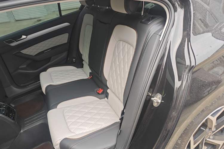 Used Volkswagen Magotan 2023 2 Million Units Commemorative Edition 330TSI DSG Luxury Version Left Rear Seat