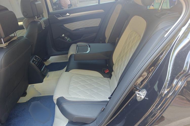 Used Volkswagen Magotan 2023 2 Million Units Commemorative Edition 330TSI DSG Luxury Version Left Rear Seat