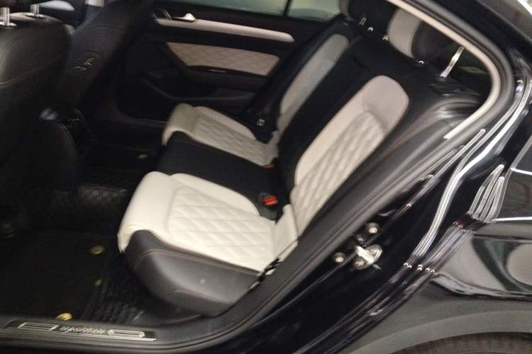 Used Volkswagen Magotan 2023 2 Million Units Commemorative Edition 330TSI DSG Luxury Version Left Rear Seat
