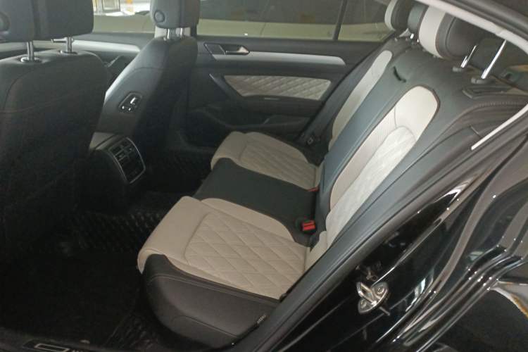 Used Volkswagen Magotan 2023 2 Million Units Commemorative Edition 330TSI DSG Luxury Version Left Rear Seat