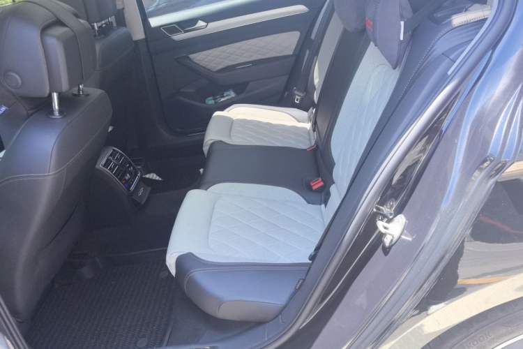 Used Volkswagen Magotan 2023 2 Million Units Commemorative Edition 330TSI DSG Luxury Version Left Rear Seat