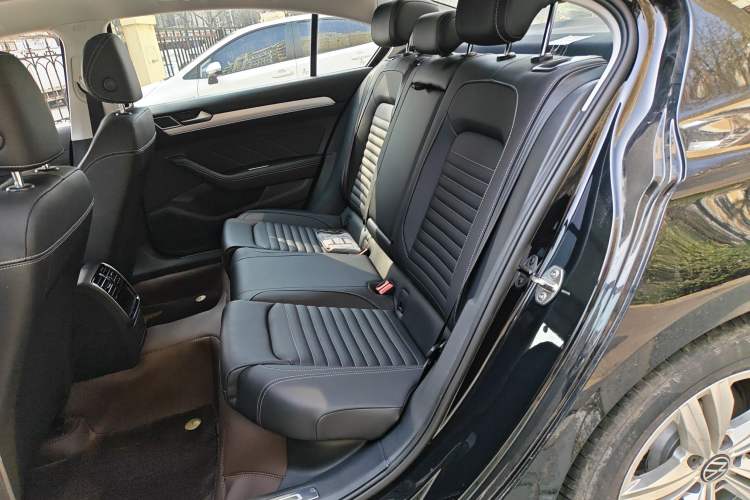 Used Volkswagen Magotan 2023 2 Million Units Limited-Edition 280TSI DSG Comfort Version Left Rear Seat