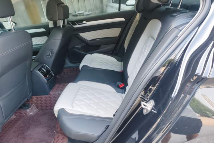 Used Volkswagen Magotan 2023 2 Million Units Commemorative Edition 330TSI DSG Luxury Version Left Rear Seat