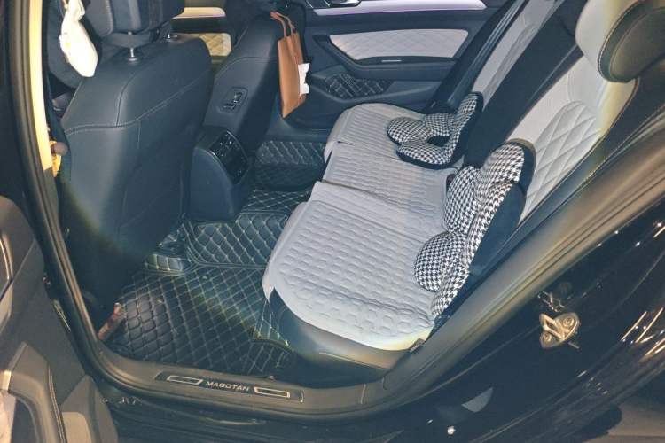 Used Volkswagen Magotan 2023 2 Million Units Commemorative Edition 330TSI DSG Luxury Version Left Rear Seat