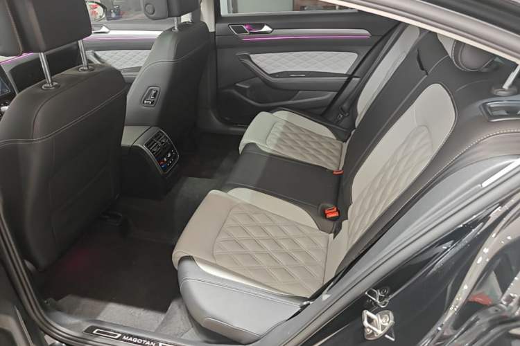 Used Volkswagen Magotan 2023 2 Million Units Limited Edition 330TSI DSG Leading Version Left Rear Seat