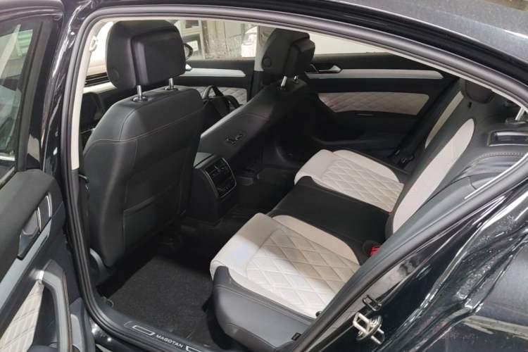 Used Volkswagen Magotan 2023 2 Million Units Commemorative Edition 330TSI DSG Luxury Version Left Rear Seat