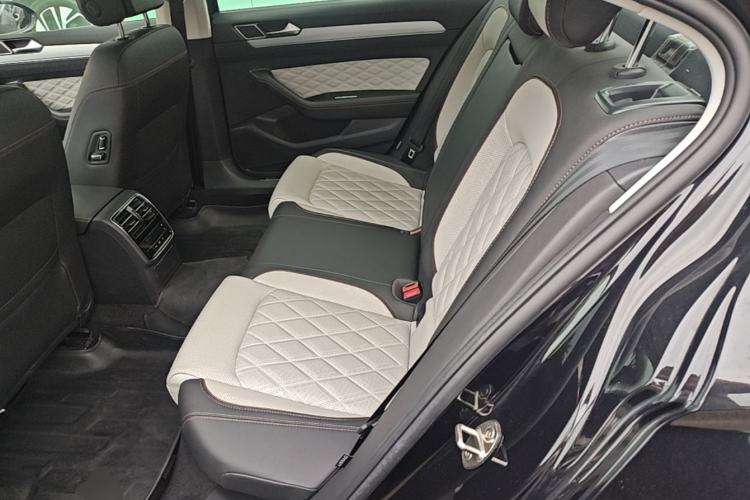 Used Volkswagen Magotan 2023 2 Million Units Commemorative Edition 330TSI DSG Luxury Version Left Rear Seat