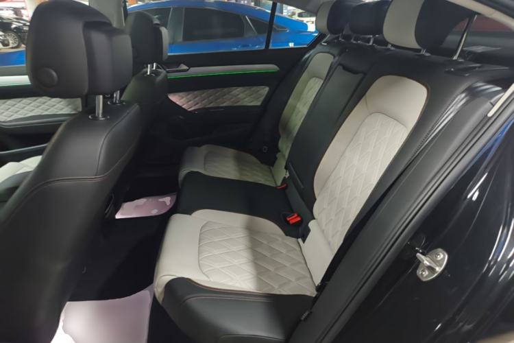 Used Volkswagen Magotan 2023 2 Million Units Commemorative Edition 330TSI DSG Luxury Version Left Rear Seat