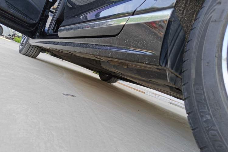 Used Volkswagen Magotan 2023 2 Million Units Commemorative Edition 330TSI DSG Luxury Version Left Side Sill