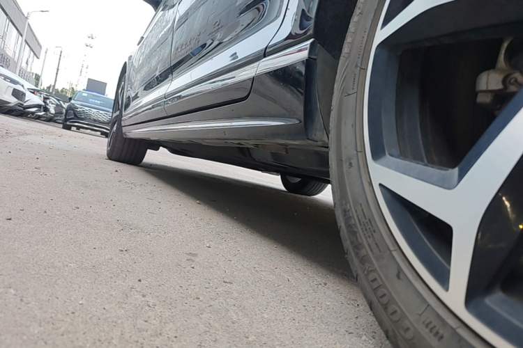 Used Volkswagen Magotan 2023 2 Million Units Commemorative Edition 330TSI DSG Luxury Version Left Side Sill