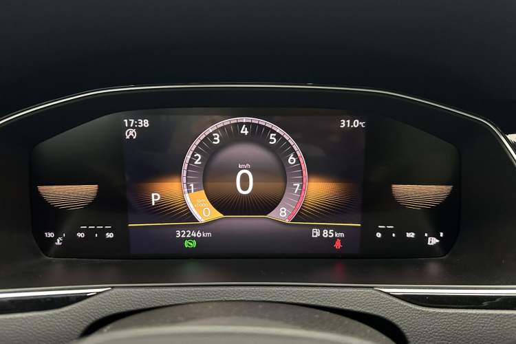Used Volkswagen Magotan 2023 2 Million Units Limited Edition 330TSI DSG Leading Version Odometer Close Up