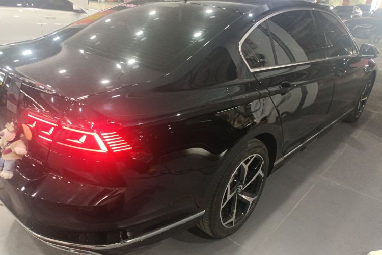 Used Volkswagen Magotan 2023 2 Million Units Limited Edition 330TSI DSG Leading Version Rear Right 45 Deg