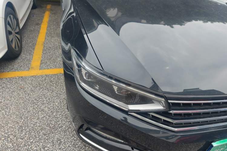 Used Volkswagen Magotan 2023 2 Million Units Commemorative Edition 330TSI DSG Luxury Version Right Front Headlight