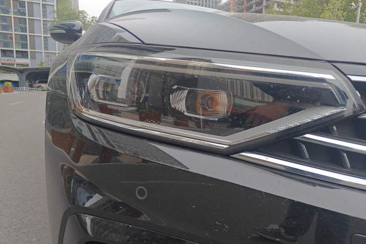 Used Volkswagen Magotan 2023 2 Million Units Commemorative Edition 330TSI DSG Luxury Version Right Front Headlight
