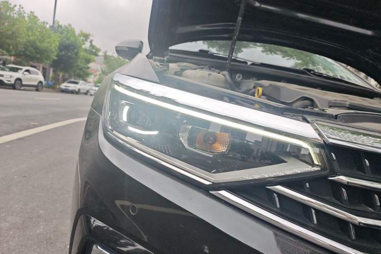 Used Volkswagen Magotan 2023 2 Million Units Commemorative Edition 330TSI DSG Luxury Version Right Front Headlight
