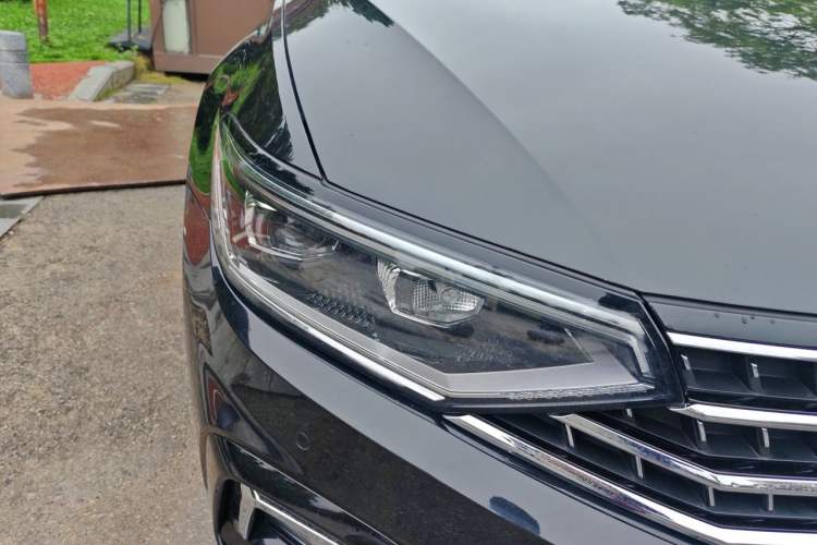 Used Volkswagen Magotan 2023 2 Million Units Commemorative Edition 330TSI DSG Luxury Version Right Front Headlight