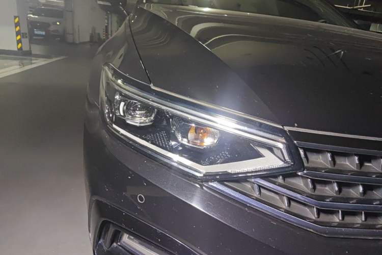 Used Volkswagen Magotan 2023 2 Million Units Commemorative Edition 330TSI DSG Luxury Version Right Front Headlight