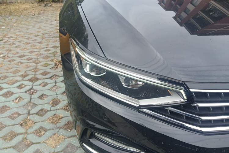 Used Volkswagen Magotan 2023 2 Million Units Commemorative Edition 330TSI DSG Luxury Version Right Front Headlight