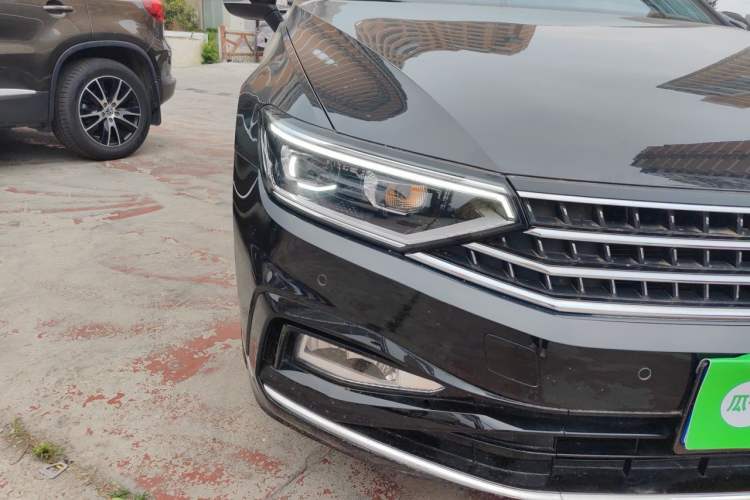 Used Volkswagen Magotan 2023 2 Million Units Limited-Edition 280TSI DSG Comfort Version Right Front Headlight