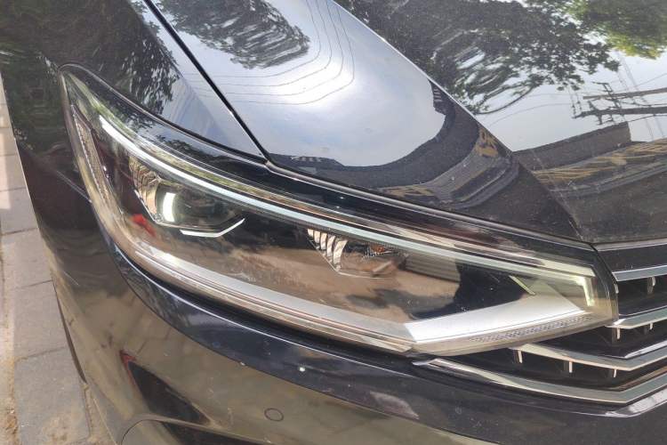 Used Volkswagen Magotan 2023 2 Million Units Commemorative Edition 330TSI DSG Luxury Version Right Front Headlight