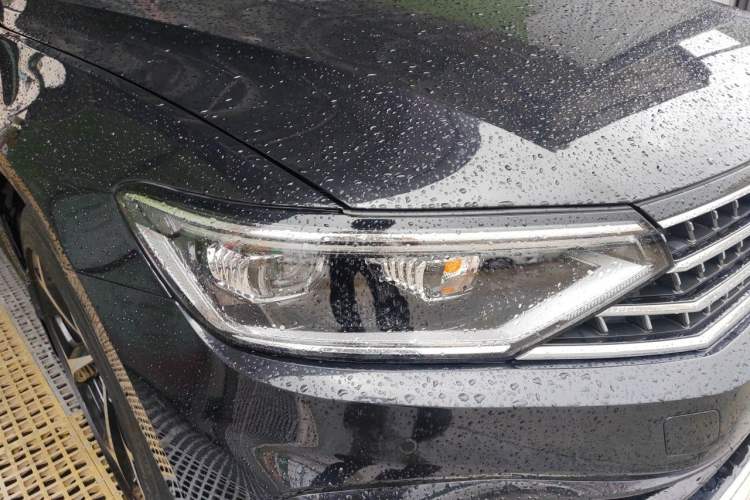 Used Volkswagen Magotan 2023 2 Million Units Commemorative Edition 330TSI DSG Luxury Version Right Front Headlight
