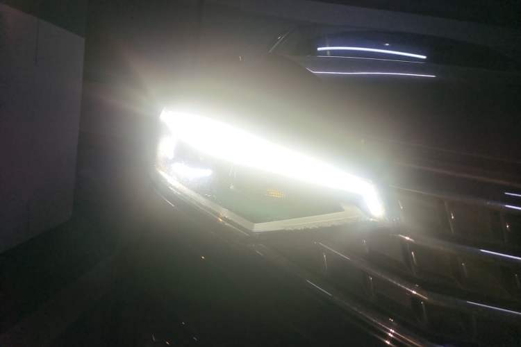 Used Volkswagen Magotan 2023 2 Million Units Commemorative Edition 330TSI DSG Luxury Version Right Front Headlight