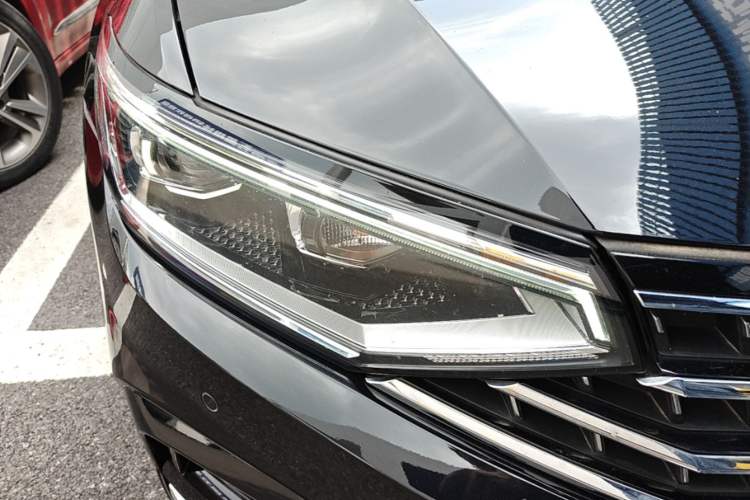 Used Volkswagen Magotan 2023 2 Million Units Commemorative Edition 330TSI DSG Luxury Version Right Front Headlight